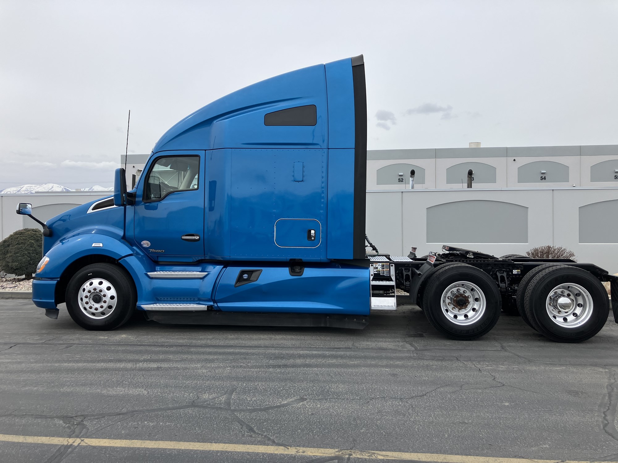 2020 Kenworth T680 - image 2 of 6