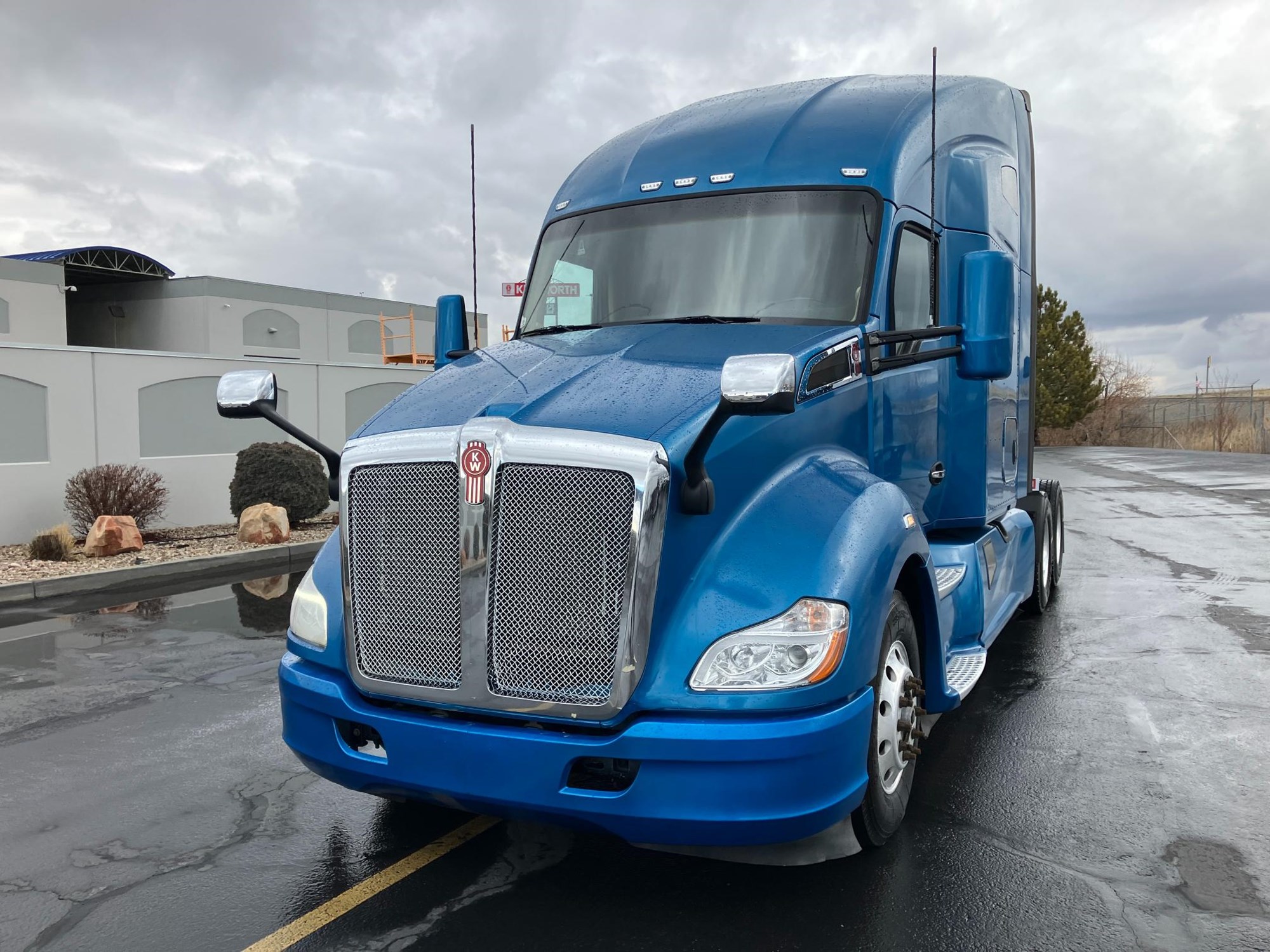 2020 Kenworth T680 - image 2 of 6