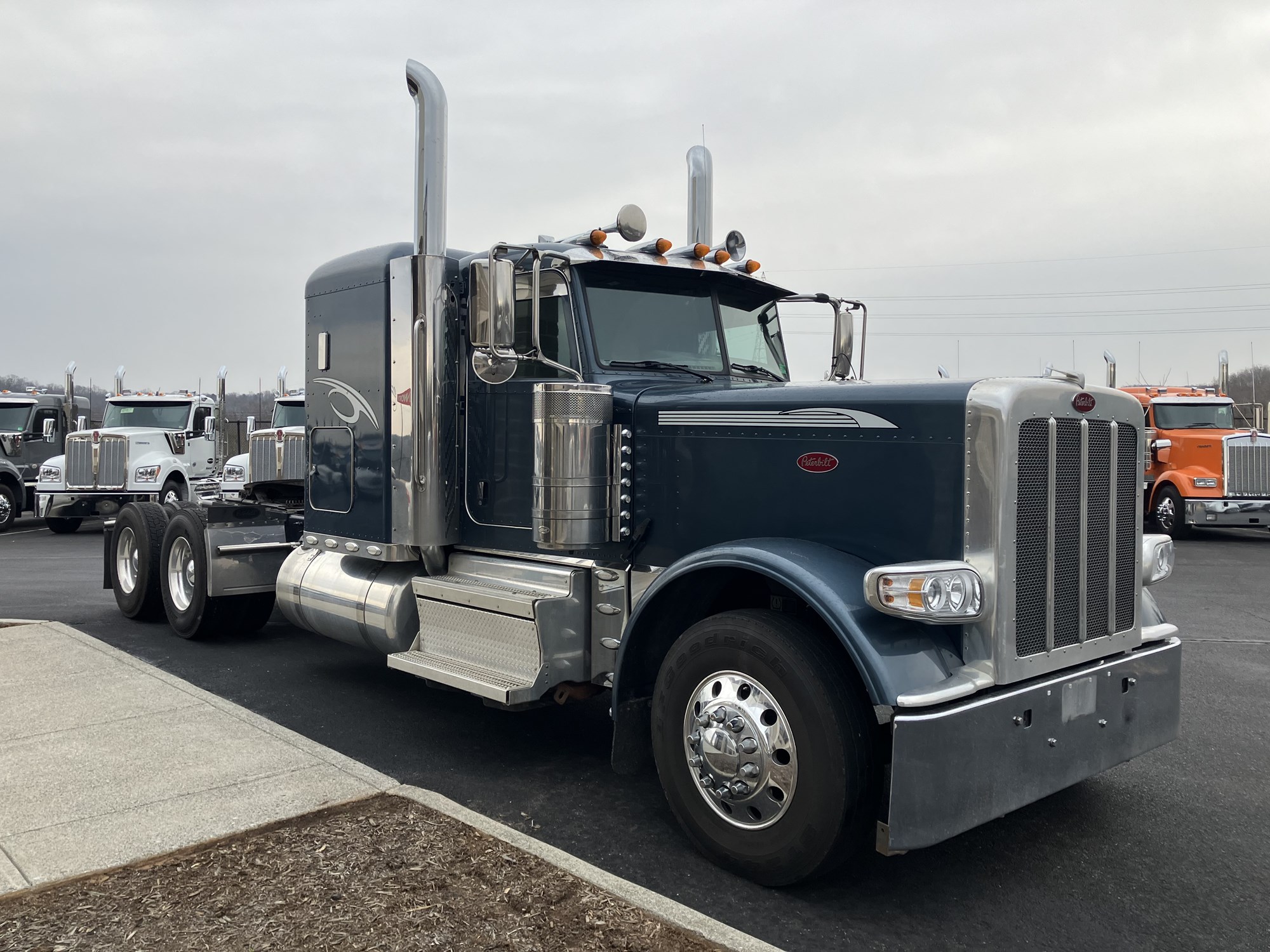 2022 Peterbilt 389 - image 3 of 5