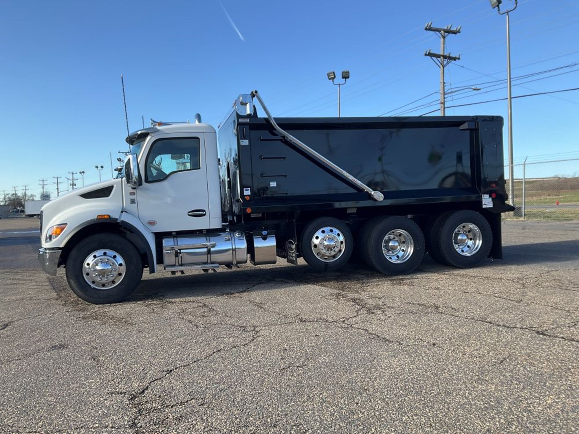 2025 Kenworth T480 - image 2 of 6